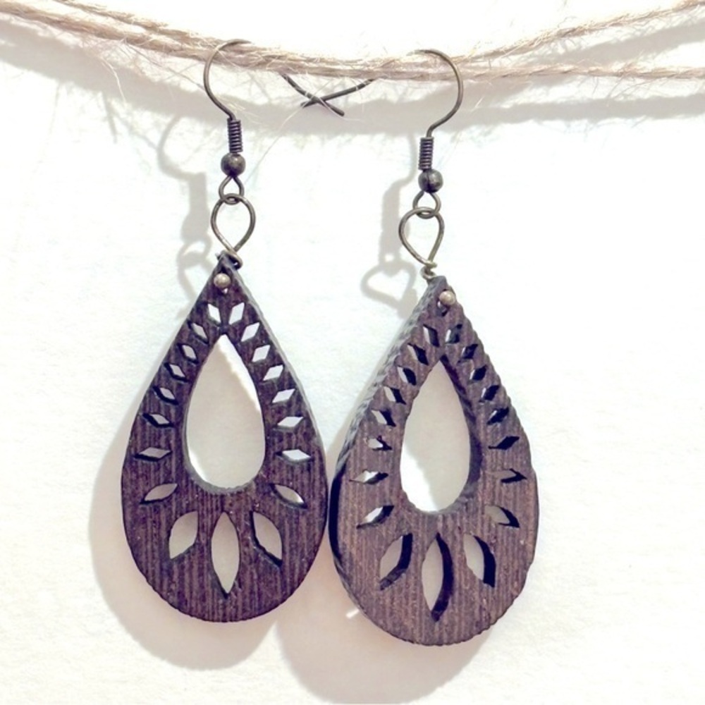 Wood carved tear‎ drop earrings brass hoop earrings nwt